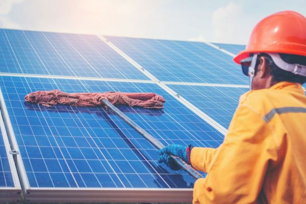 shutterstock_490591009_professionals_cleaning_solar_panels
